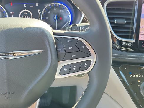 Used 2022 Chrysler Pacifica Limited AWD/4WD image 23