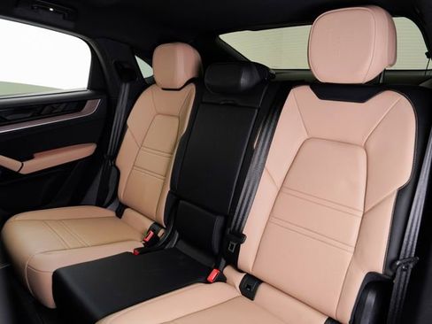 Certified 2025 Porsche Cayenne Coupe AWD/4WD image 28
