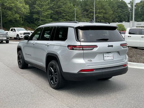 Used 2023 Jeep Grand Cherokee L Laredo RWD image 3