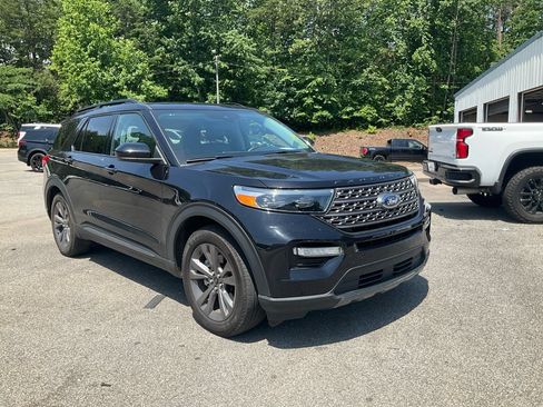 Used 2024 Ford Explorer XLT w/ Equipment Group 202A RWD image 3