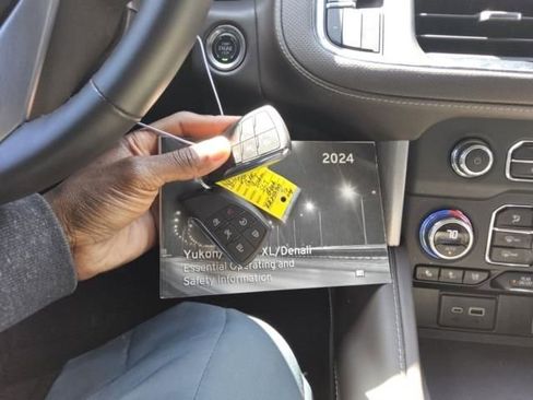 Used 2024 GMC Yukon SLT w/ SLT Luxury Package image 5