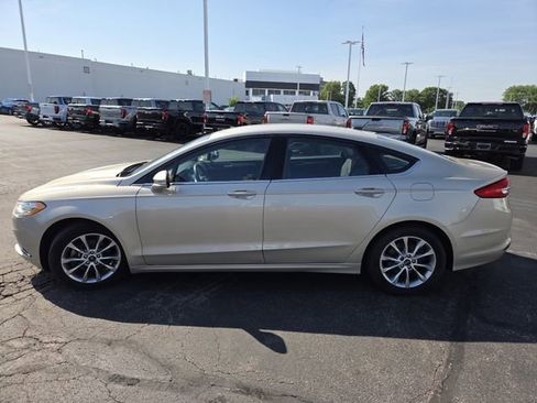 Used 2017 Ford Fusion SE w/ Fusion SE Technology Package FWD image 16