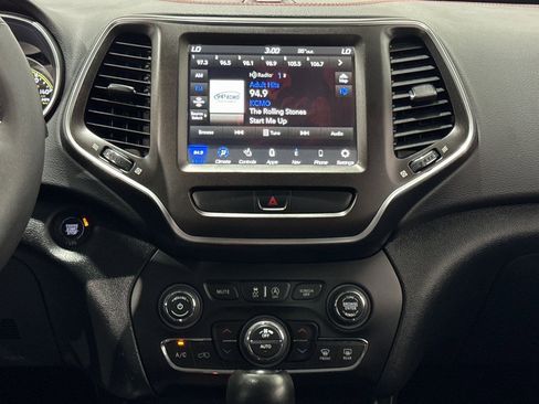 Used 2022 Jeep Cherokee Trailhawk w/ Trailer Tow Group image 14