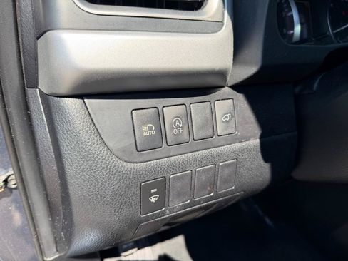 Used 2019 Toyota Highlander XLE AWD/4WD image 10