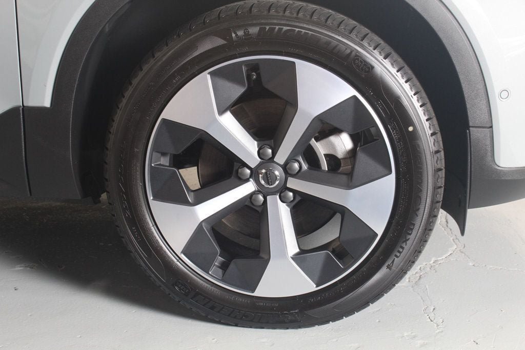 Used 2025 Volvo XC40 B5 Plus AWD/4WD image 17