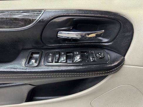 Used 2015 Chrysler Town & Country Touring w/ Driver Convenience Group FWD image 21