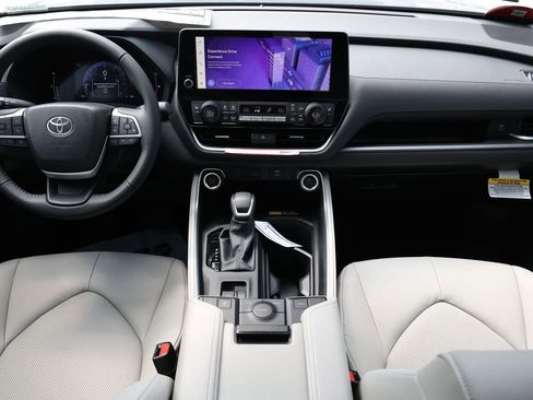 New 2026 Toyota Grand Highlander FWD image 2