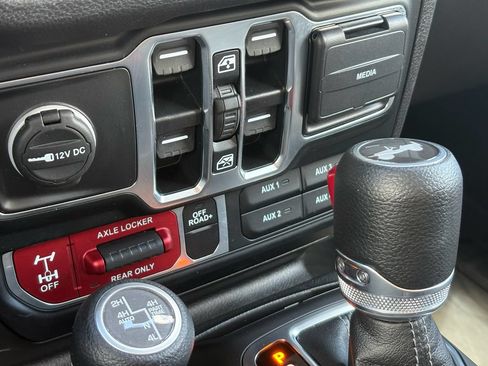 Used 2024 Jeep Wrangler Unlimited AWD/4WD image 19