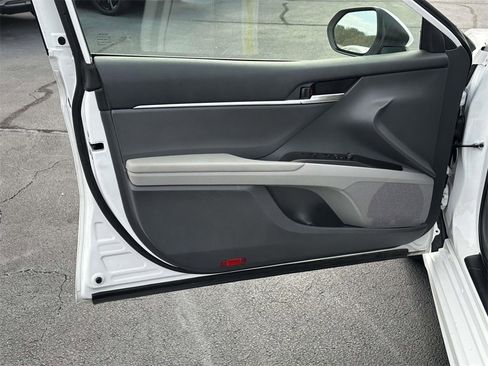 Used 2024 Toyota Camry SE image 5