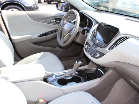 Used 2017 Chevrolet Malibu LT image 12