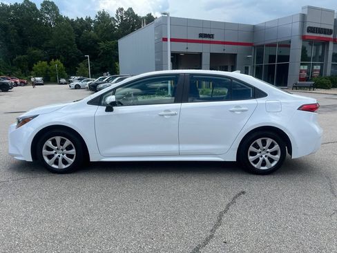 Used 2025 Toyota Corolla LE FWD image 3