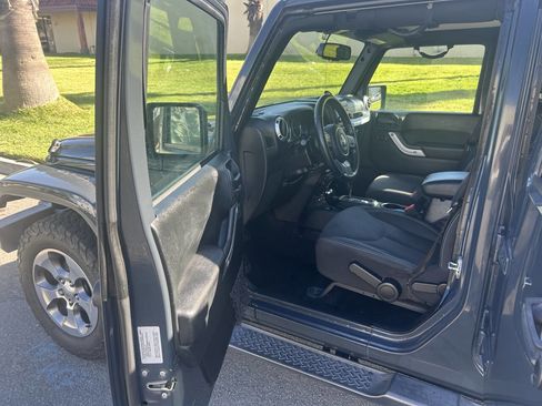 Used 2017 Jeep Wrangler Unlimited Sahara w/ Connectivity Group image 8