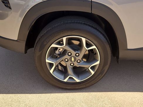 Used 2025 Chevrolet Trax LT FWD image 6