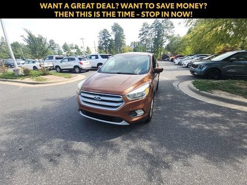 Used 2017 Ford Escape SE w/ SE Cold Weather Package FWD image 4