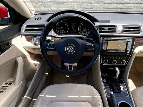 Used 2015 Volkswagen Passat TDI SEL Premium FWD image 4