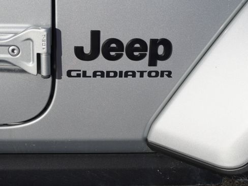 Used 2022 Jeep Gladiator Willys image 17
