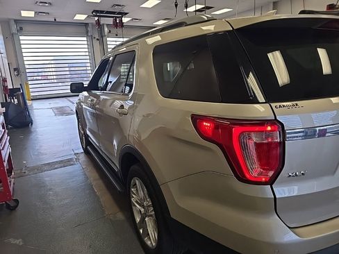 Used 2017 Ford Explorer XLT w/ Equipment Group 202A AWD/4WD image 10
