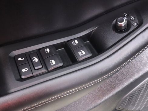 Used 2025 Jeep Grand Cherokee Limited w/ Luxury Tech Group II RWD image 28