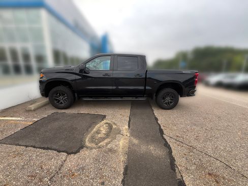 Used 2026 Chevrolet Silverado 1500 Custom Trail Boss w/ Midnight Edition AWD/4WD image 2