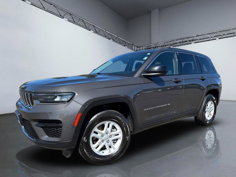 Used 2023 Jeep Grand Cherokee Laredo AWD/4WD image 29