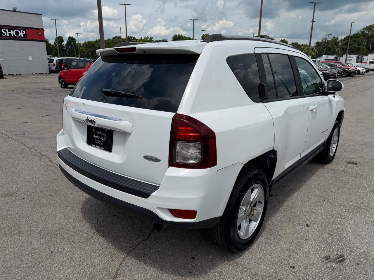 Used 2017 Jeep Compass Latitude FWD image 3