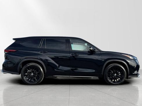 New 2026 Toyota Highlander XSE image 2