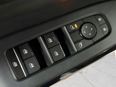 Used 2024 Nissan Pathfinder SV image 21