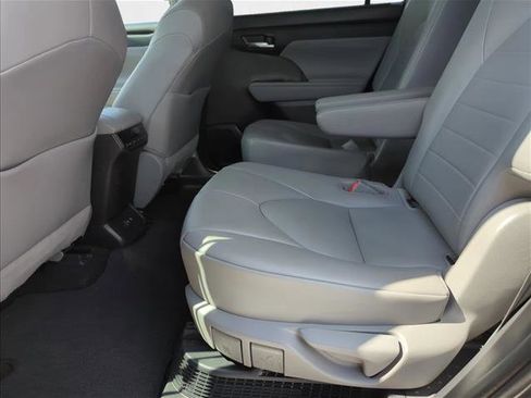Used 2021 Toyota Highlander XLE image 24