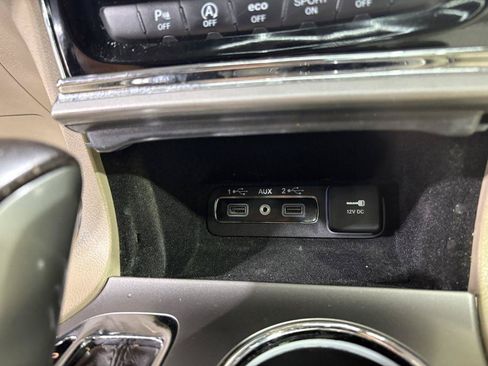Used 2019 Jeep Grand Cherokee Overland AWD/4WD image 16