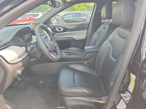 Used 2025 Jeep Compass Limited AWD/4WD image 5