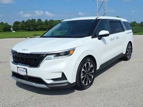 Used 2023 Kia Carnival EX FWD image 3