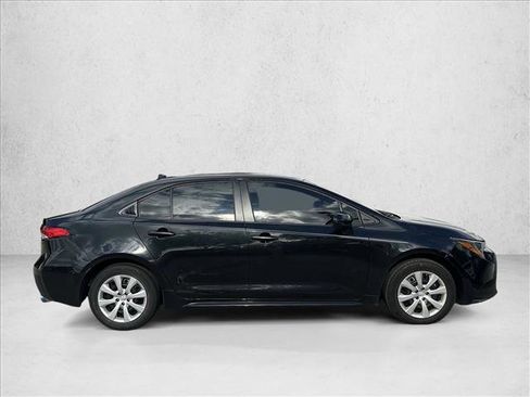 Used 2022 Toyota Corolla LE image 4