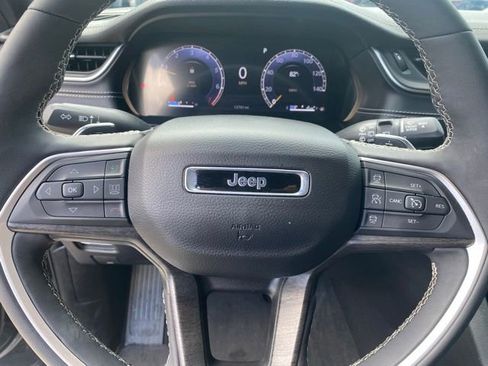 Used 2025 Jeep Grand Cherokee Limited w/ Luxury Tech Group II RWD image 18
