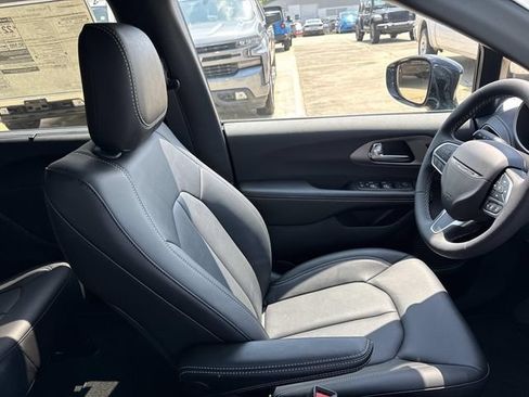 New 2027 Chrysler Pacifica Select FWD image 11