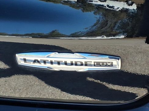 Used 2024 Jeep Compass Latitude image 10