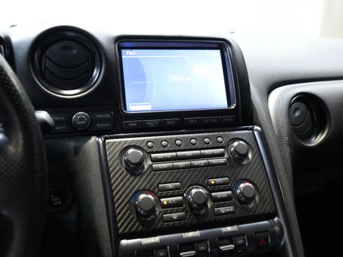 Used 2013 Nissan GT-R Premium image 37