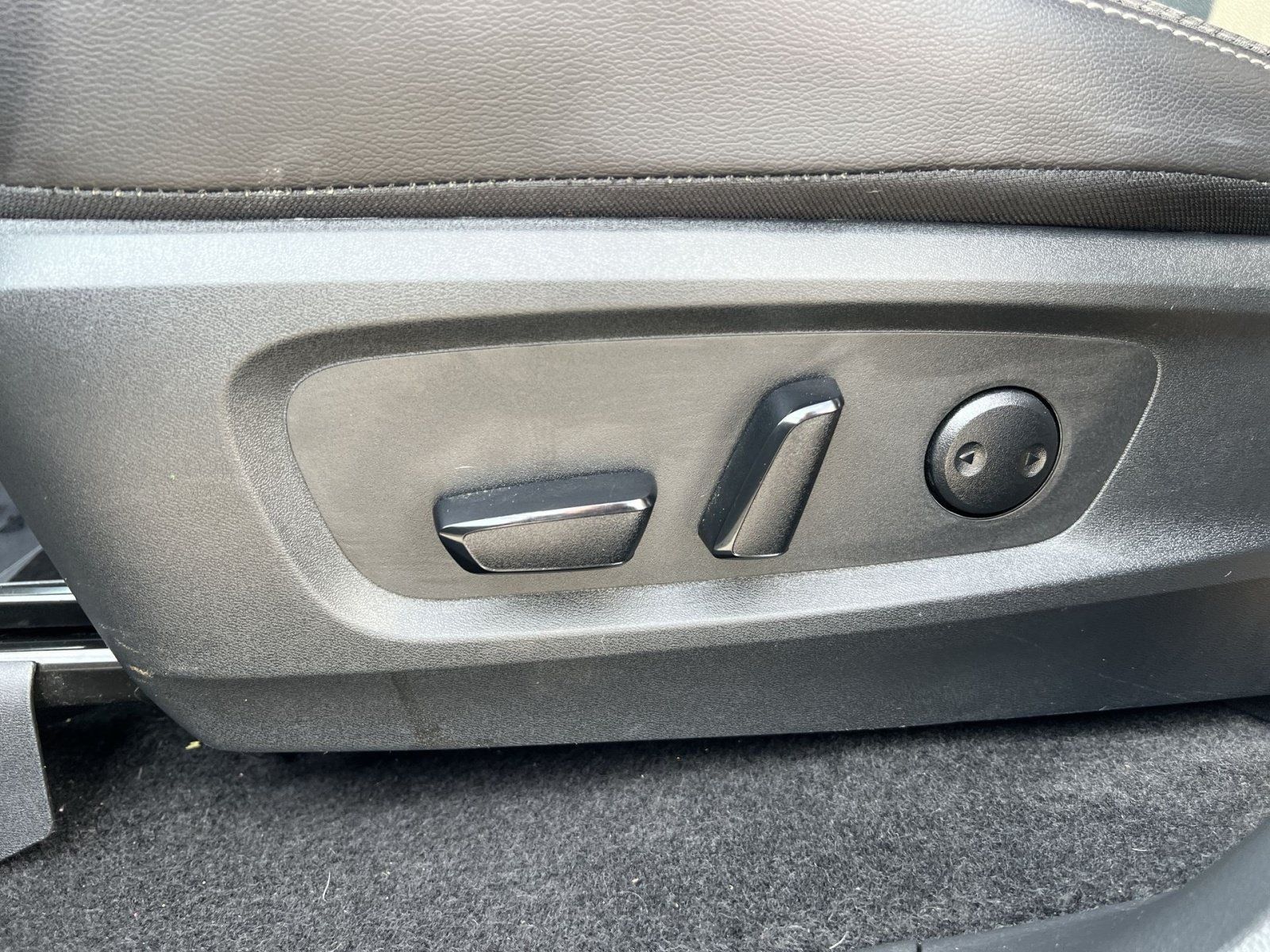 Used 2025 Nissan Pathfinder SL AWD/4WD image 14