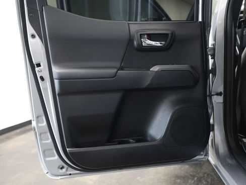 Used 2019 Toyota Tacoma TRD Off-Road w/ Technology Package image 39