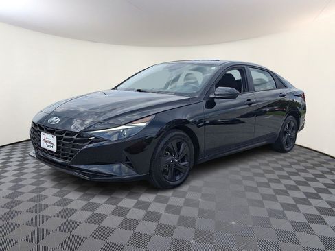 Used 2023 Hyundai Elantra SEL FWD image 3