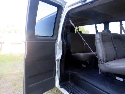 Used 2011 Chevrolet Express 3500 LS image 19