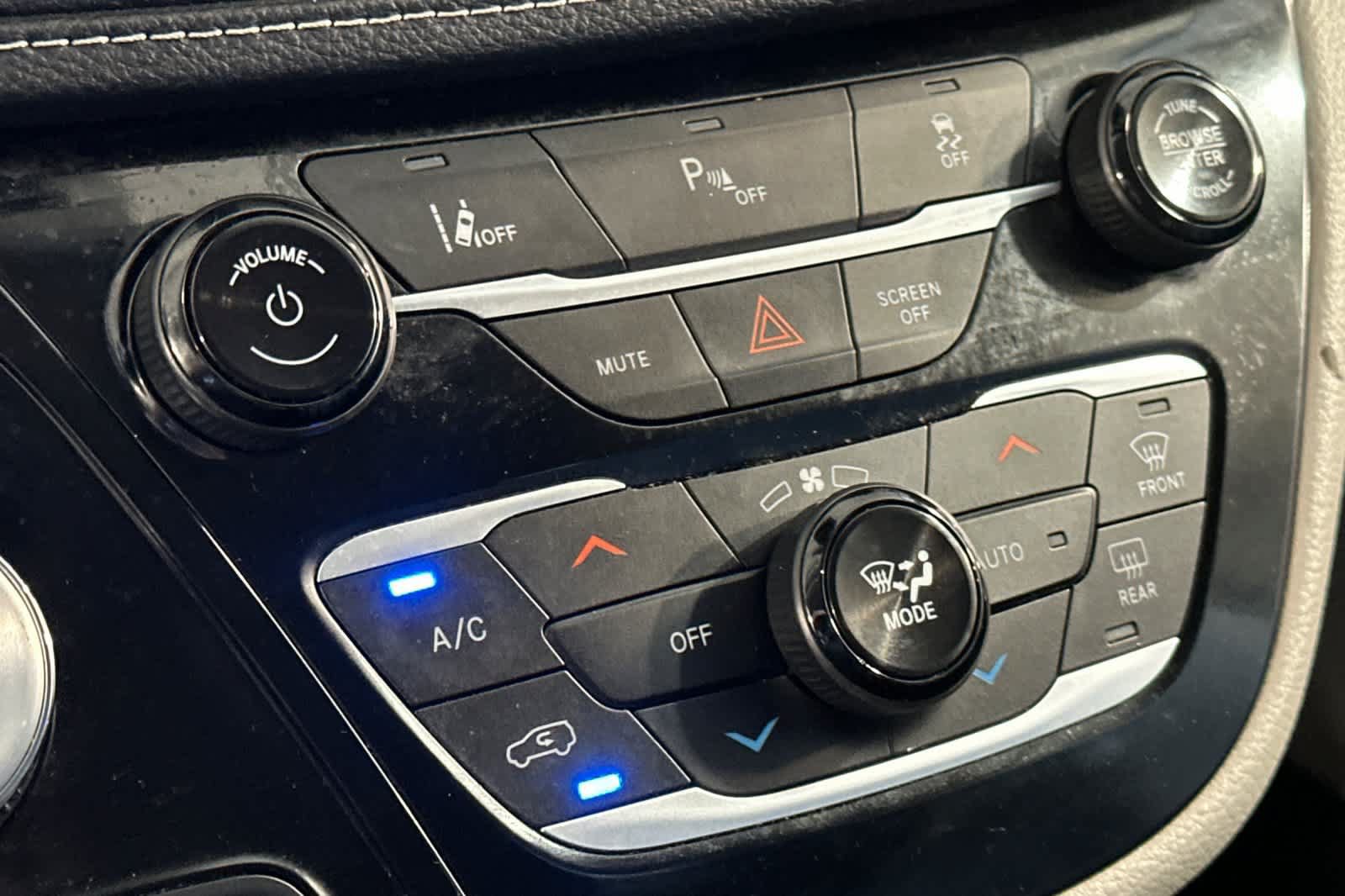 Used 2023 Chrysler Pacifica Touring-L FWD image 31