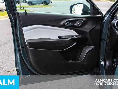 Used 2025 Chevrolet Trax LT FWD image 35