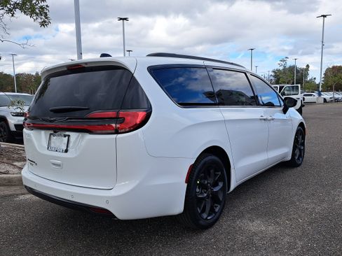 New 2026 Chrysler Pacifica Select w/ S Appearance Package image 4