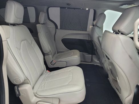 Used 2020 Chrysler Pacifica Limited image 19