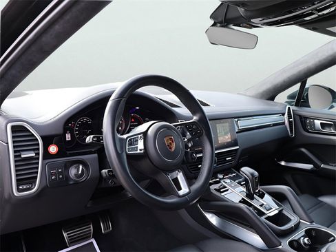 Certified 2023 Porsche Cayenne Turbo S image 4