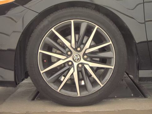 Used 2022 Toyota Camry XLE FWD image 11