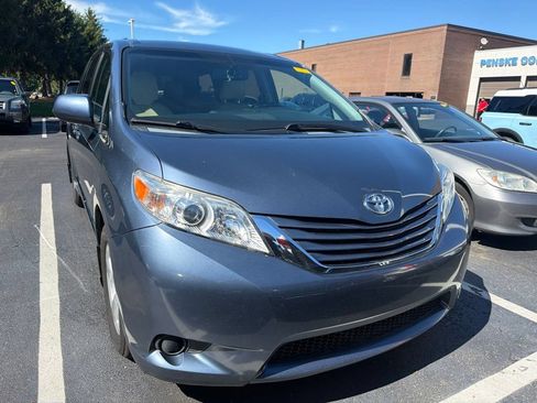 Used 2016 Toyota Sienna LE FWD image 5