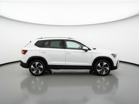Used 2025 Volkswagen Taos SE image 11