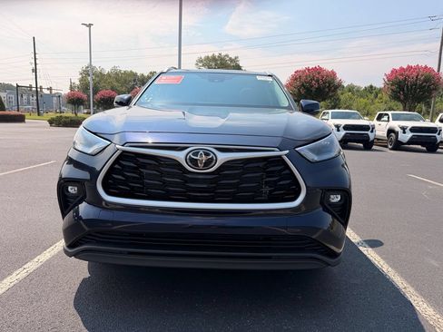 Used 2024 Toyota Highlander XLE FWD image 2