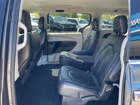 Used 2022 Chrysler Pacifica Touring-L FWD image 38